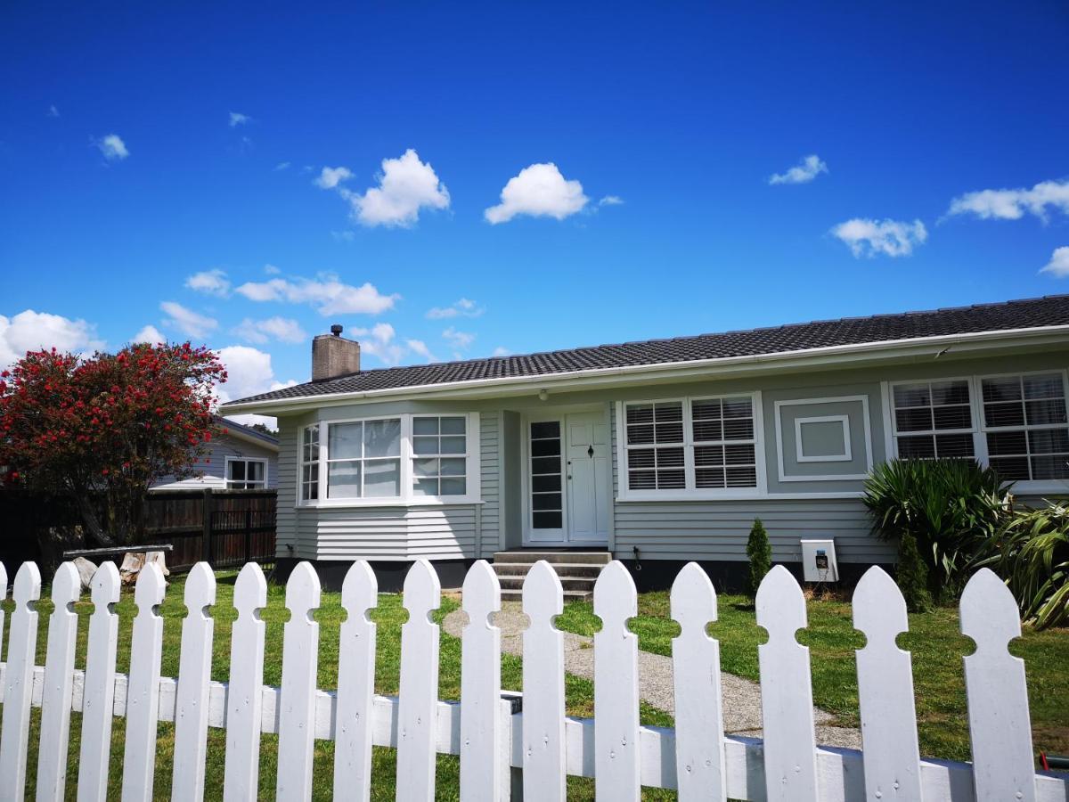Cheerful 4 Bedroom Holiday Home Rotorua Luaran gambar